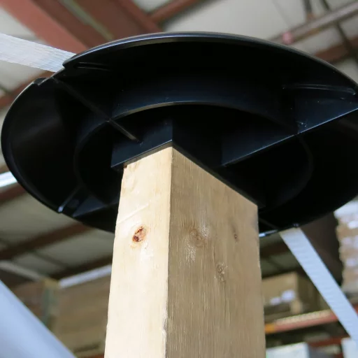 Toppplate for støtte strammebånd